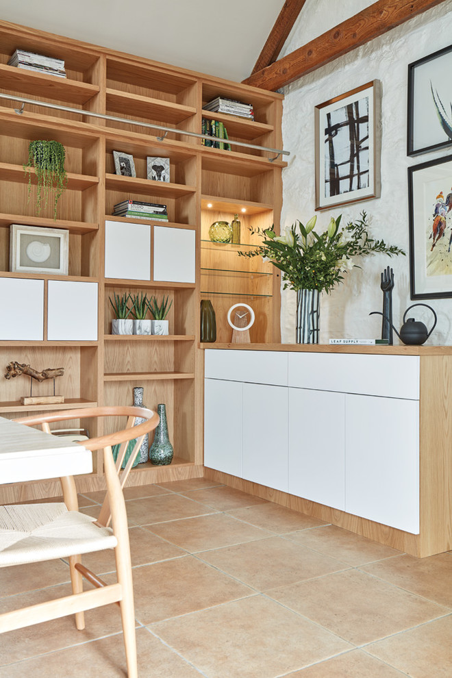 Ispirazione per una sala da pranzo aperta verso il soggiorno tradizionale di medie dimensioni con pareti beige, pavimento con piastrelle in ceramica e pavimento beige