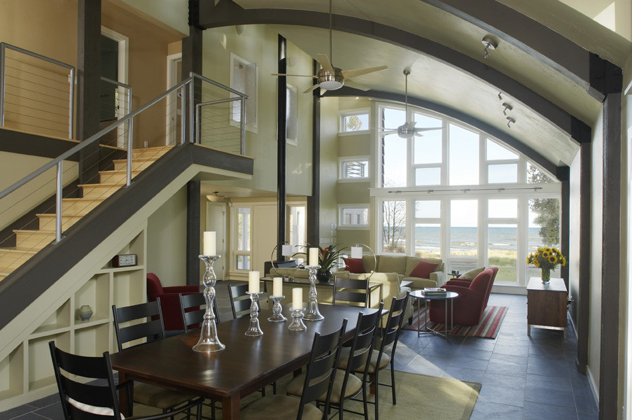 Foto di una sala da pranzo aperta verso il soggiorno moderna di medie dimensioni con pareti beige e pavimento in ardesia