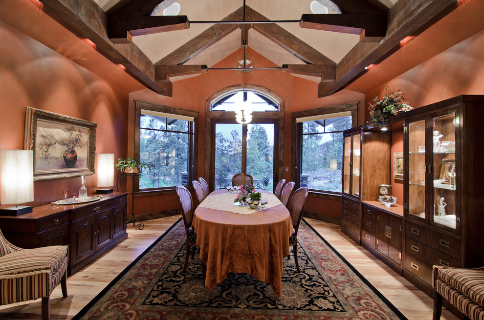 Cette image montre une salle à manger traditionnelle fermée avec parquet clair.