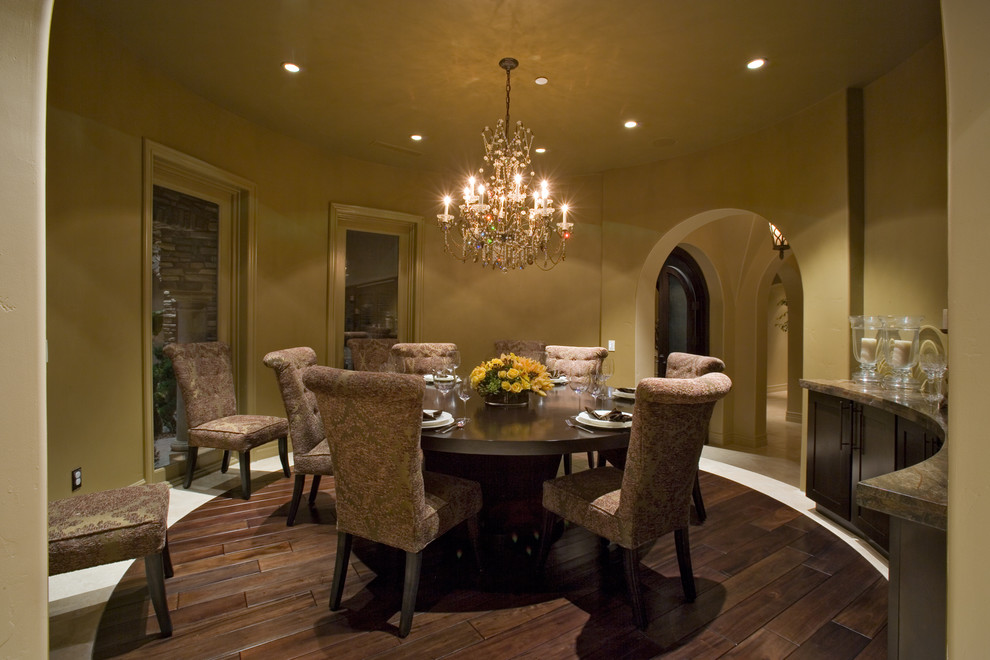 Esempio di un'ampia sala da pranzo mediterranea chiusa con pareti beige, parquet scuro, pavimento beige e soffitto a volta