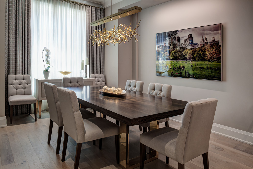 Immagine di una sala da pranzo aperta verso la cucina chic di medie dimensioni con parquet chiaro, pavimento grigio e pareti grigie