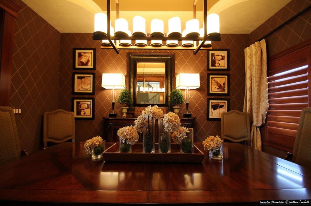 Immagine di una sala da pranzo tradizionale con pareti marroni e parquet scuro