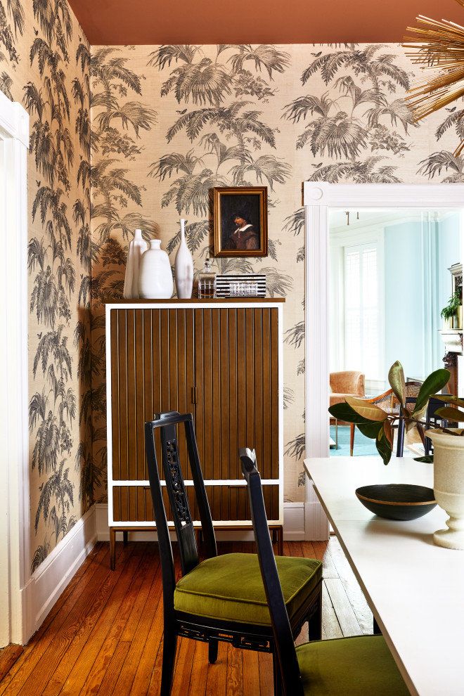 Inspiration pour une salle à manger traditionnelle fermée avec un mur multicolore, un sol en bois brun, un sol marron et du papier peint.