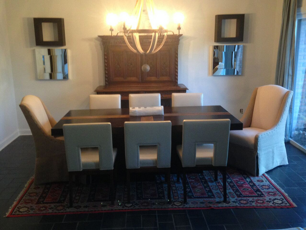 Immagine di una piccola sala da pranzo classica chiusa con pareti bianche, pavimento in ardesia e pavimento grigio