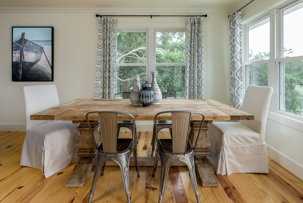 Esempio di una sala da pranzo costiera con pareti beige, pavimento in legno massello medio e pavimento marrone