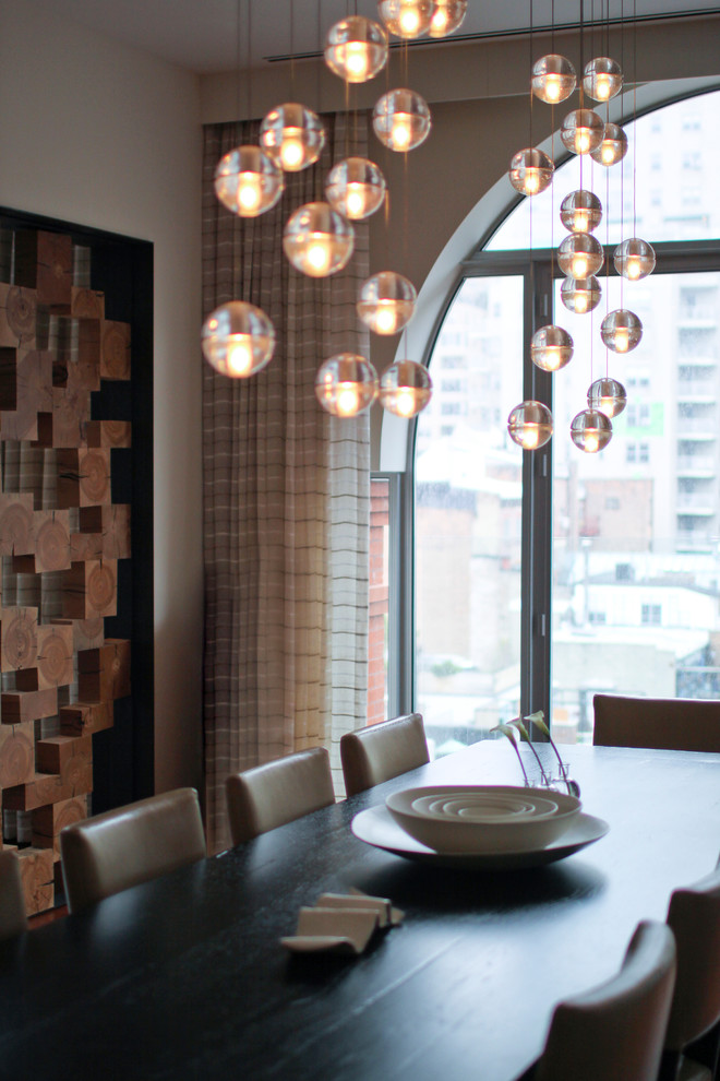 Offenes, Mittelgroßes Modernes Esszimmer ohne Kamin mit beiger Wandfarbe und braunem Holzboden in New York