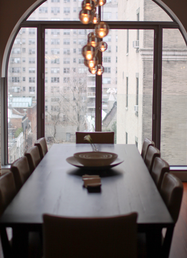 Geschlossenes, Mittelgroßes Modernes Esszimmer ohne Kamin mit beiger Wandfarbe in New York