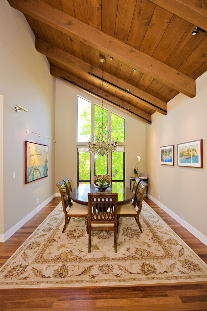 Ejemplo de comedor contemporáneo de tamaño medio cerrado con paredes beige y suelo de madera en tonos medios