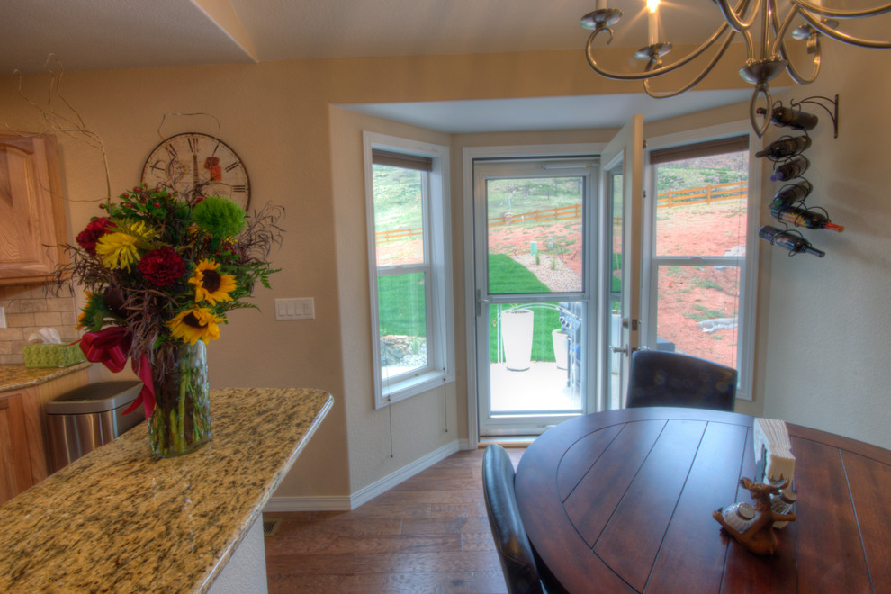 Idée de décoration pour une salle à manger ouverte sur la cuisine tradition avec un mur beige et un sol en bois brun.