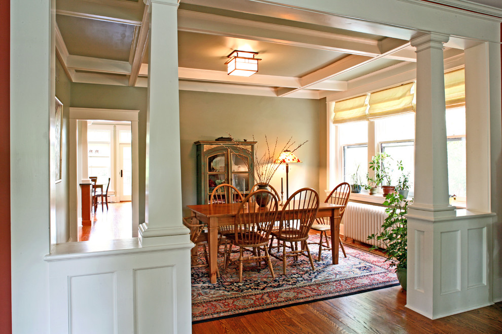 Exemple d'une salle à manger ouverte sur la cuisine craftsman de taille moyenne avec un mur vert, parquet foncé et aucune cheminée.