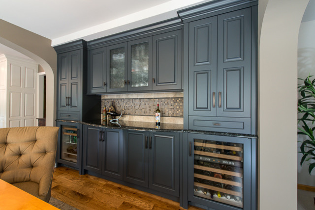 На фото: большая кухня-столовая в стиле ретро с паркетным полом среднего тона, серыми стенами и коричневым полом без камина
