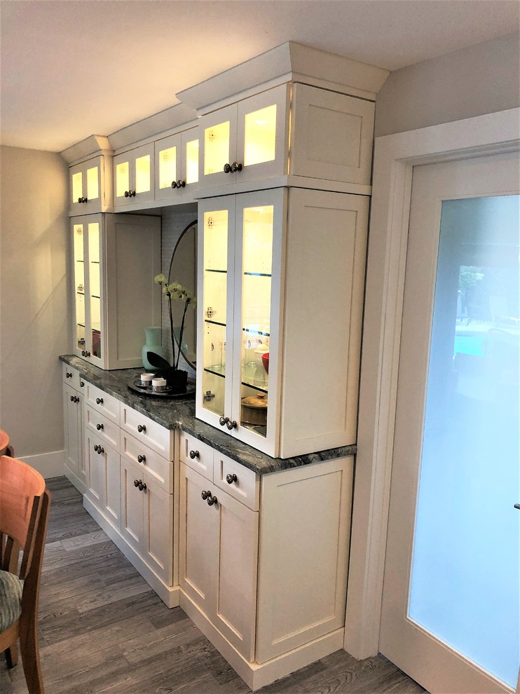 Immagine di una piccola sala da pranzo aperta verso la cucina classica con pareti grigie, pavimento in vinile e pavimento grigio