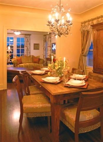 Exemple d'une petite salle à manger éclectique fermée avec un mur beige, parquet foncé et aucune cheminée.