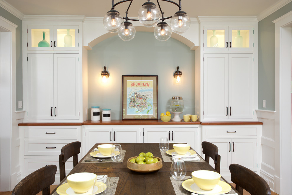 Diseño de comedor de cocina clásico renovado de tamaño medio con suelo de madera en tonos medios y paredes azules