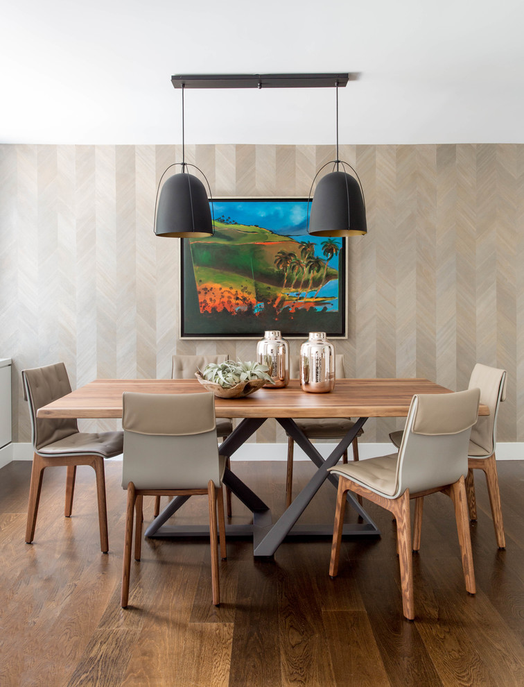 Idee per una sala da pranzo aperta verso il soggiorno tropicale di medie dimensioni con pareti beige, nessun camino, parquet scuro e pavimento marrone