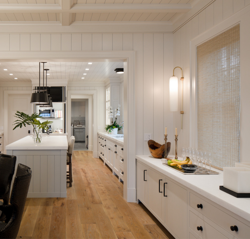 Foto de comedor de cocina moderno de tamaño medio con paredes blancas, suelo de madera clara, madera y madera