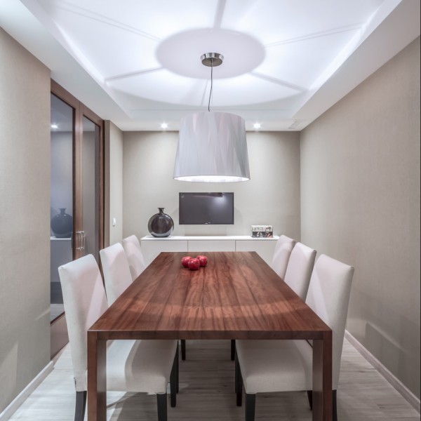 Foto di una piccola sala da pranzo aperta verso la cucina minimal con pareti beige e parquet chiaro