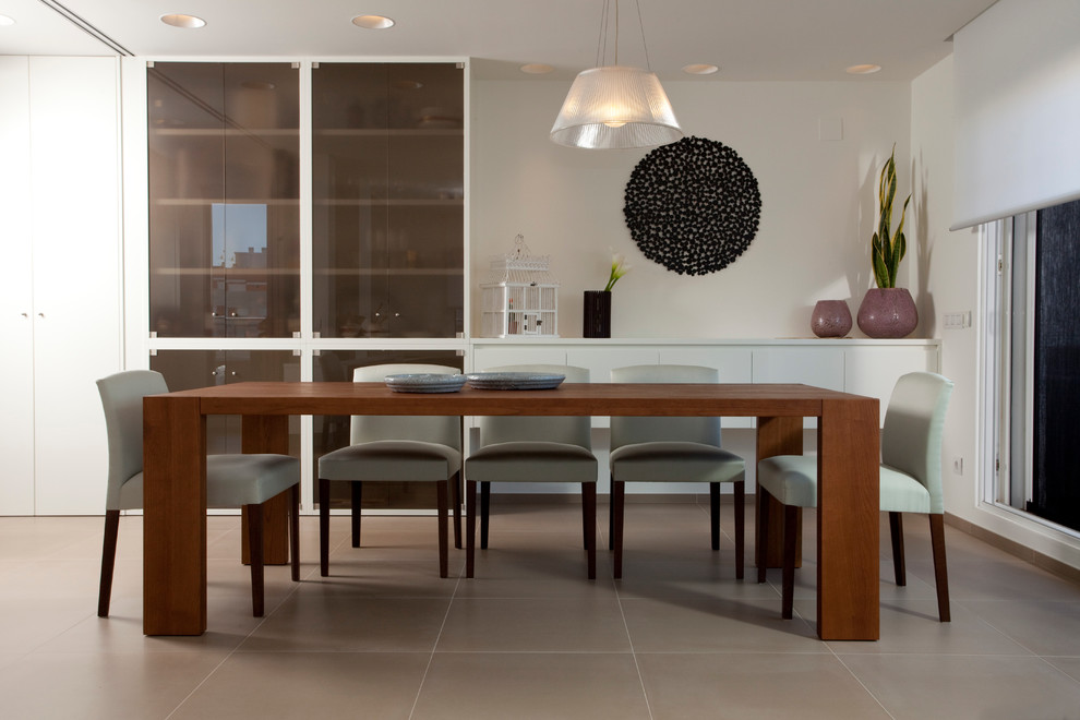Свежая идея для дизайна: большая отдельная столовая в средиземноморском стиле с белыми стенами и полом из керамогранита без камина - отличное фото интерьера
