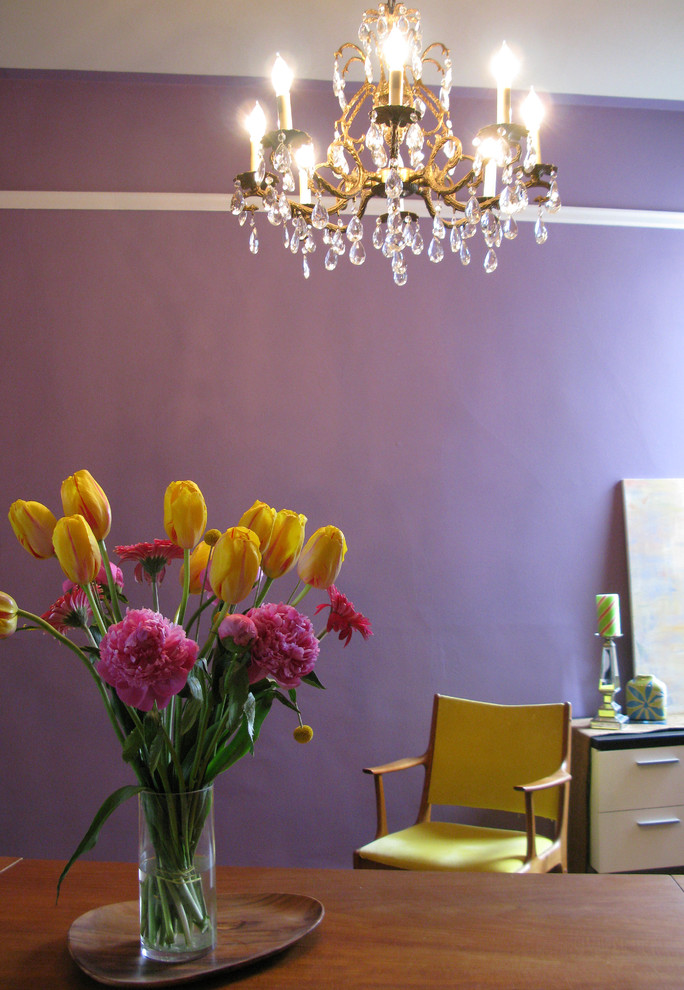 Foto di una sala da pranzo bohémian chiusa e di medie dimensioni con pareti viola, nessun camino e pavimento viola