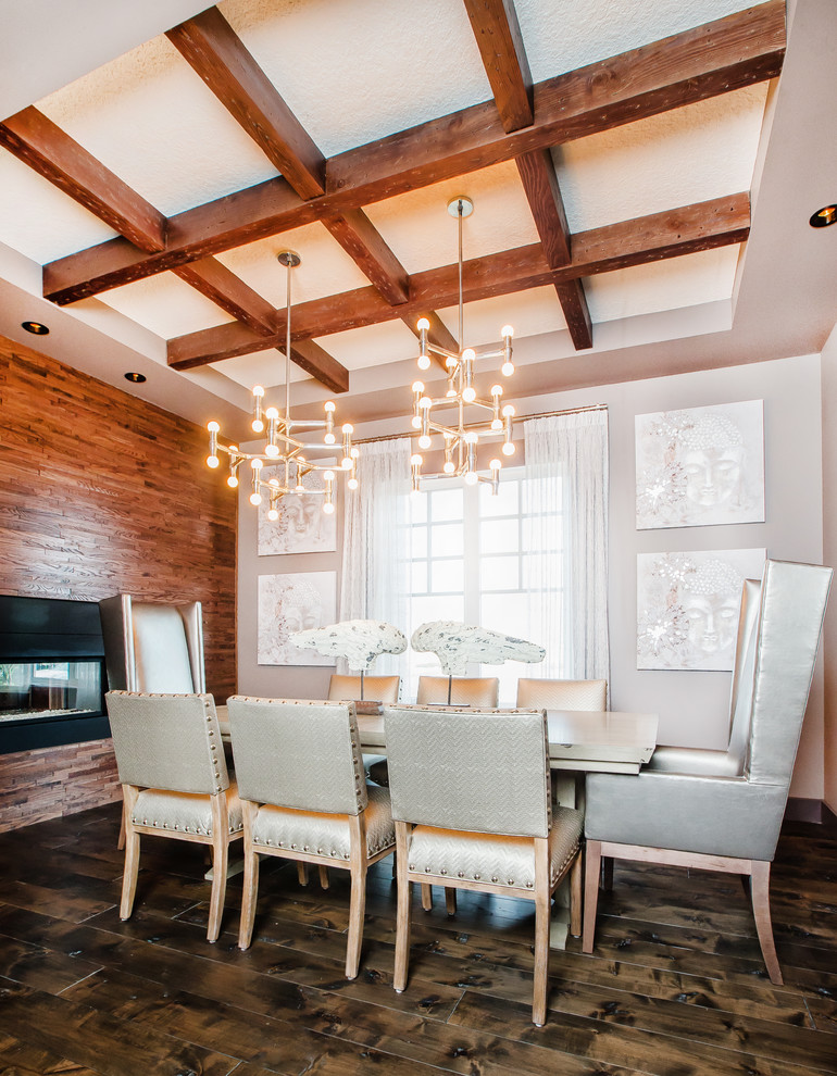 Aménagement d'une salle à manger contemporaine fermée et de taille moyenne avec un mur gris, parquet foncé, une cheminée ribbon, un manteau de cheminée en bois et un sol marron.