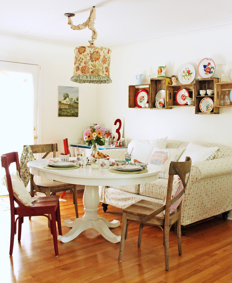 На фото: столовая в стиле шебби-шик с белыми стенами и паркетным полом среднего тона