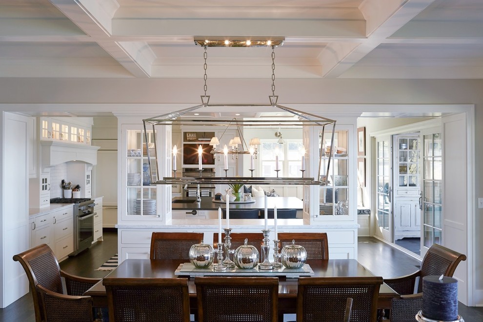 На фото: кухня-столовая среднего размера в стиле неоклассика (современная классика) с бежевыми стенами, темным паркетным полом и коричневым полом с