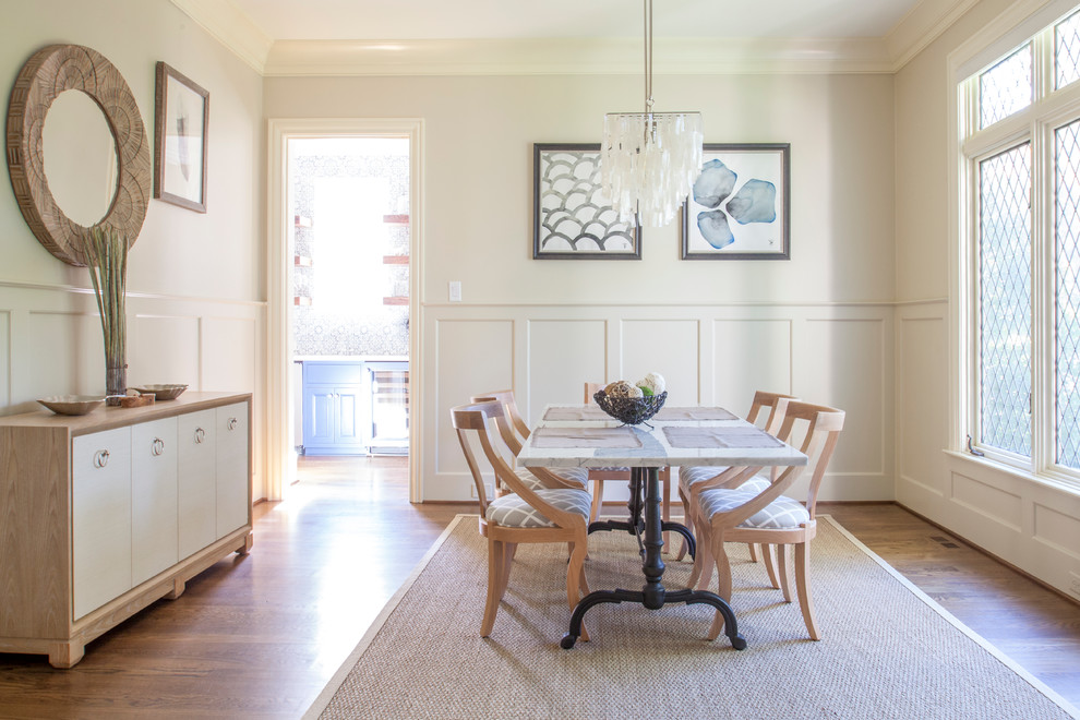 Foto de comedor clásico renovado de tamaño medio cerrado con paredes blancas y suelo de madera en tonos medios