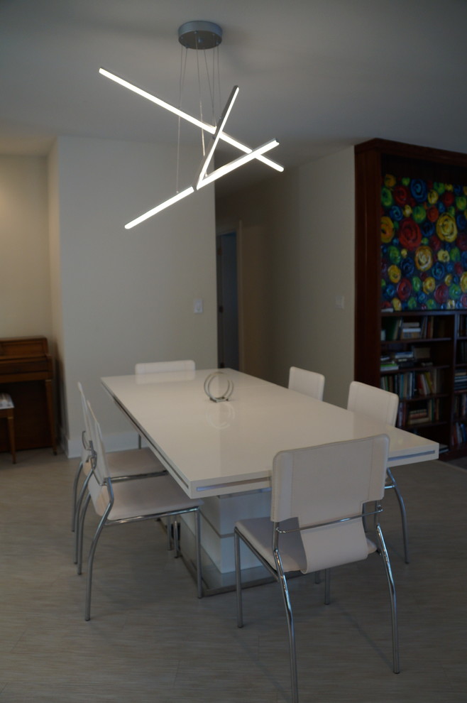 Foto di una sala da pranzo aperta verso la cucina minimalista di medie dimensioni con pareti bianche, pavimento con piastrelle in ceramica, nessun camino e pavimento bianco