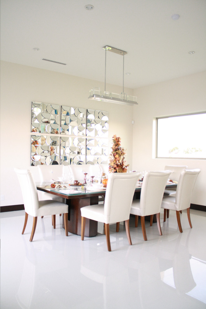 Imagen de comedor moderno de tamaño medio abierto con paredes blancas, suelo de baldosas de porcelana y suelo blanco