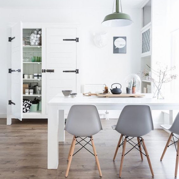 Réalisation d'une salle à manger ouverte sur la cuisine minimaliste de taille moyenne avec un mur blanc, un sol en bois brun, aucune cheminée et un sol marron.