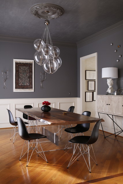 Immagine di una sala da pranzo aperta verso la cucina moderna di medie dimensioni con pareti grigie, pavimento in legno massello medio e pavimento marrone