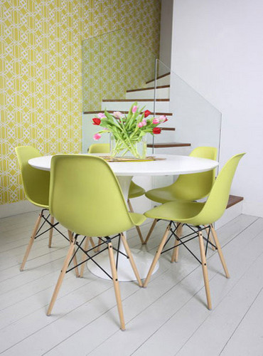 Bild på ett mellanstort funkis kök med matplats, med flerfärgade väggar, målat trägolv och vitt golv