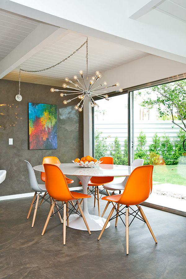 Idée de décoration pour une salle à manger ouverte sur la cuisine minimaliste de taille moyenne avec un mur multicolore, sol en béton ciré, aucune cheminée et un sol multicolore.