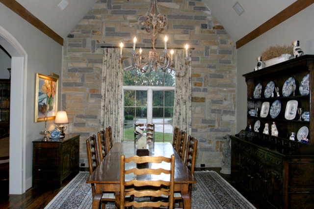 Foto de comedor de estilo de casa de campo de tamaño medio cerrado sin chimenea con paredes grises y suelo de madera oscura