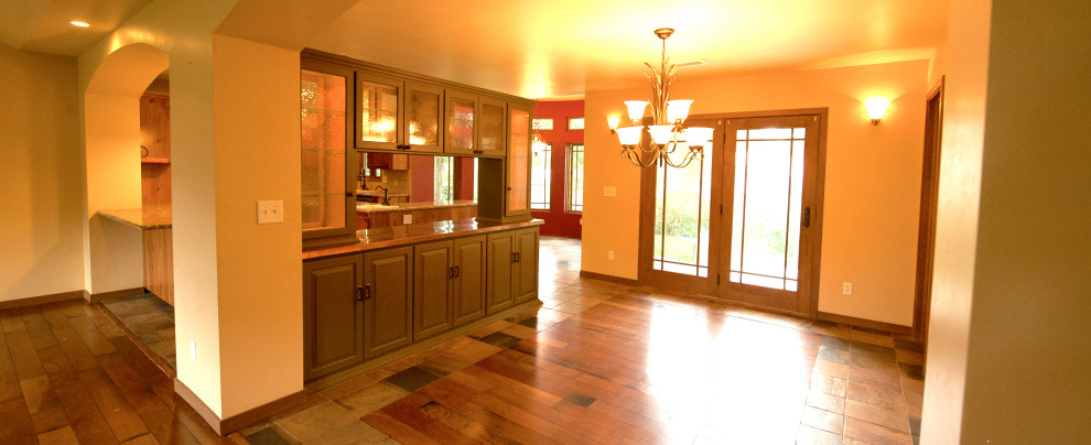 Foto di una piccola sala da pranzo american style chiusa con pareti beige, parquet scuro, nessun camino e pavimento marrone
