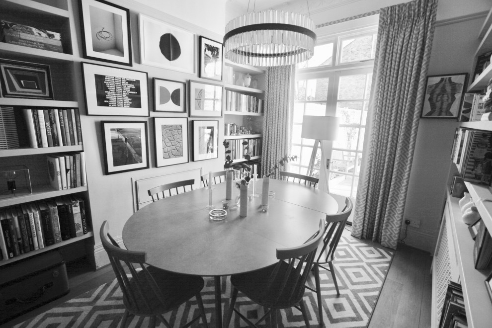 Источник вдохновения для домашнего уюта: большая отдельная столовая в стиле модернизм с серыми стенами и паркетным полом среднего тона