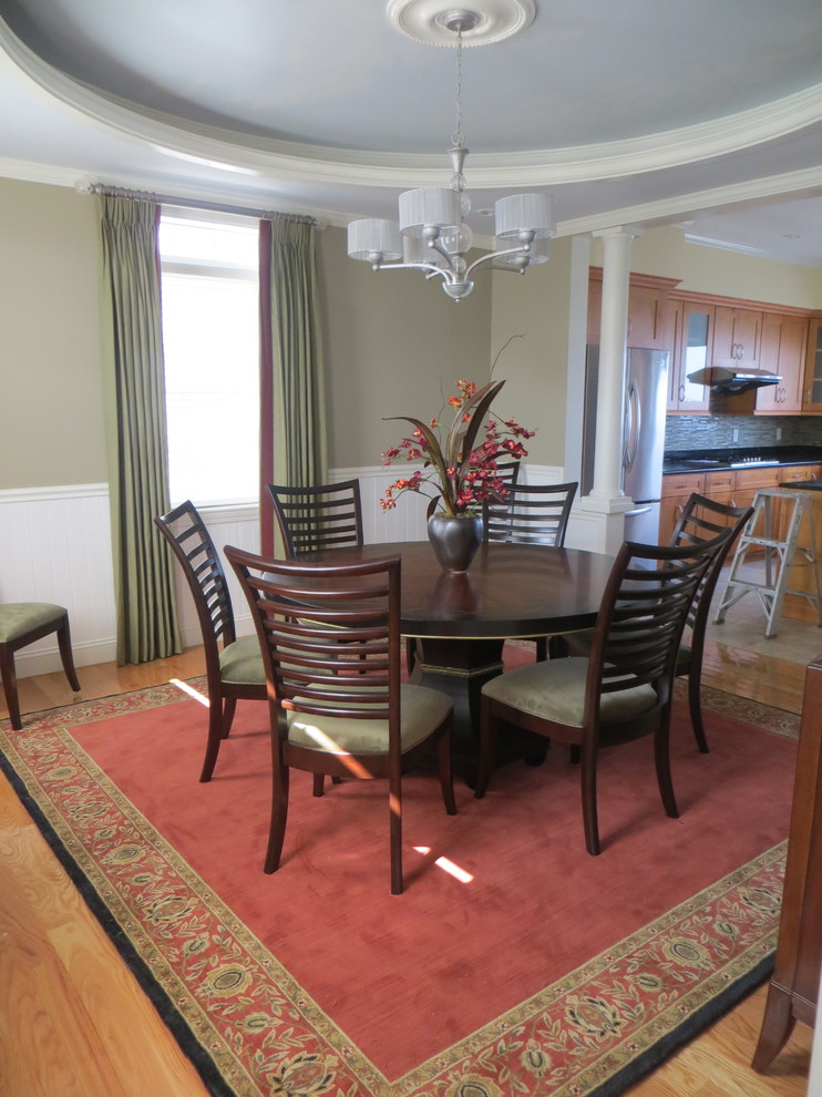 Foto di una sala da pranzo classica con pareti verdi, moquette e pavimento rosso