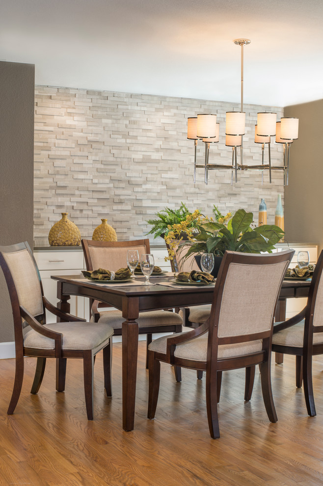 Aménagement d'une salle à manger ouverte sur la cuisine contemporaine de taille moyenne avec un mur gris, un sol en bois brun et aucune cheminée.