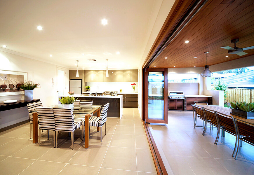 Cette image montre une salle à manger ouverte sur la cuisine traditionnelle de taille moyenne avec un mur blanc, un sol en carrelage de céramique et un sol beige.