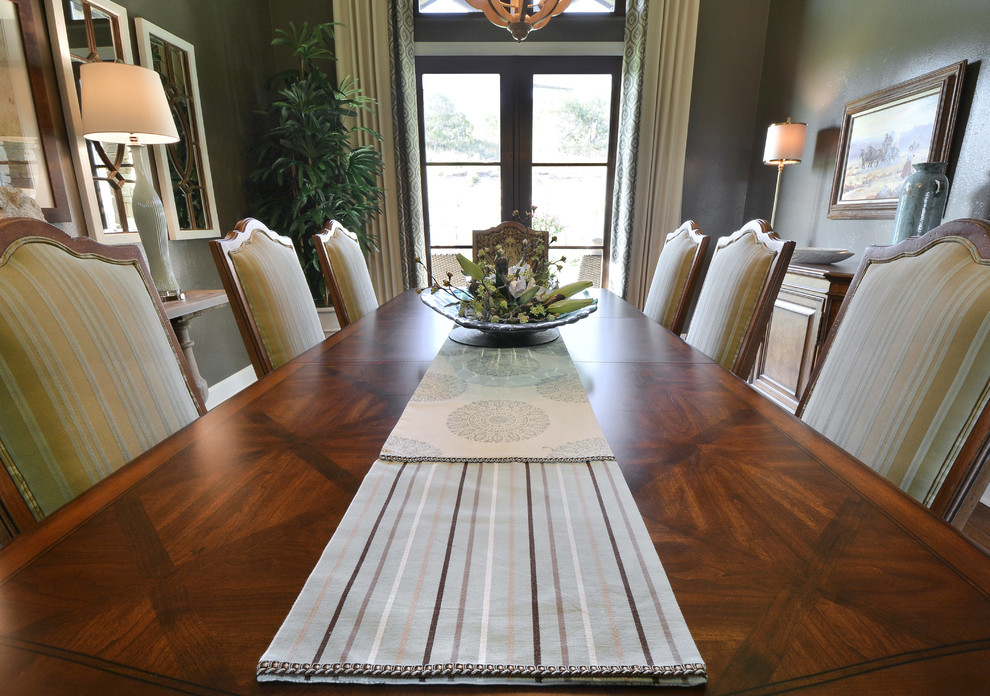 Dining Room Runner And Place Setting