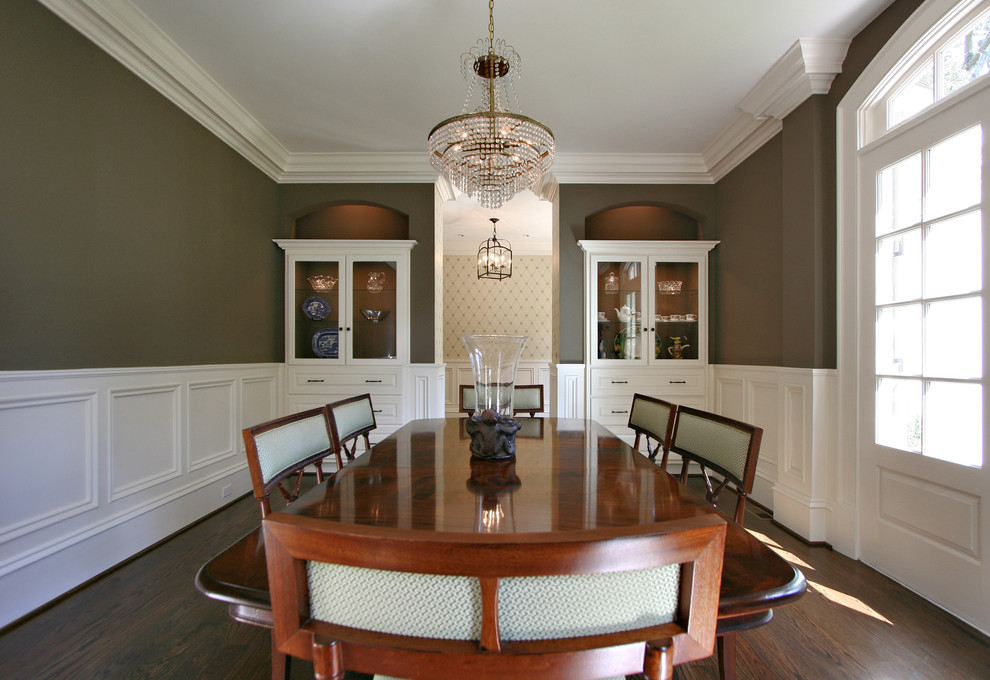 Пример оригинального дизайна: отдельная столовая в классическом стиле с темным паркетным полом и коричневыми стенами