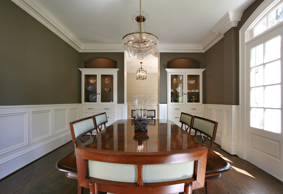 Inspiration pour une salle à manger traditionnelle fermée avec parquet foncé et un mur marron.