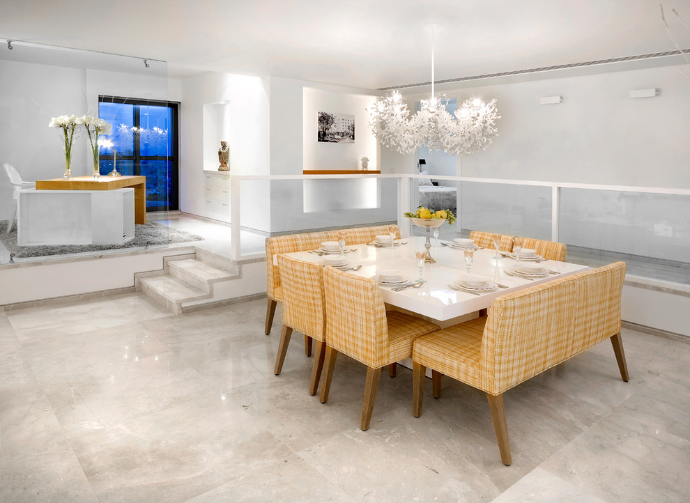 На фото: столовая в современном стиле с белыми стенами и полом из керамической плитки с