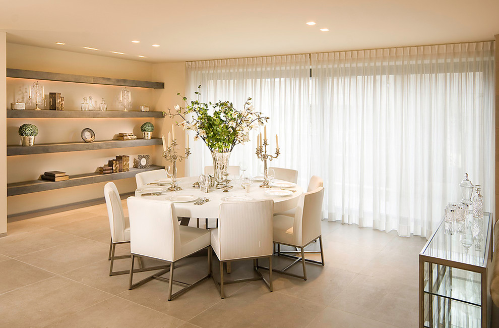 Cette image montre une rideau de salle à manger minimaliste avec un mur beige, un sol en carrelage de céramique et un sol beige.