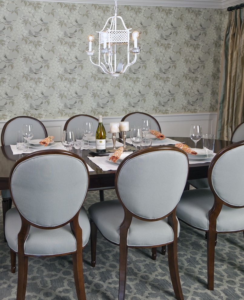 Immagine di una sala da pranzo classica con pareti grigie