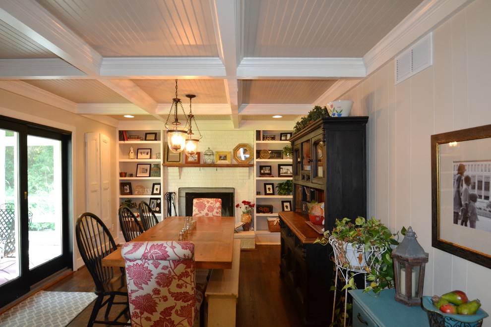 Idee per una sala da pranzo tradizionale chiusa e di medie dimensioni con pareti beige, pavimento in legno massello medio e pavimento marrone