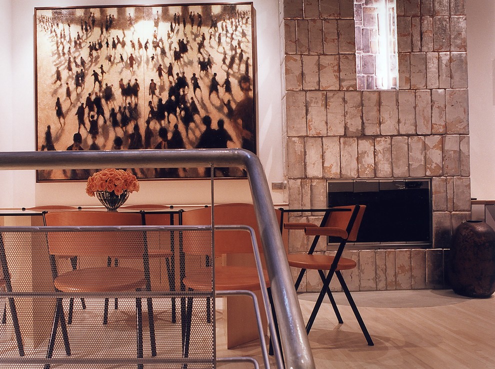 На фото: большая кухня-столовая в стиле фьюжн с бежевыми стенами, светлым паркетным полом, стандартным камином и фасадом камина из кирпича