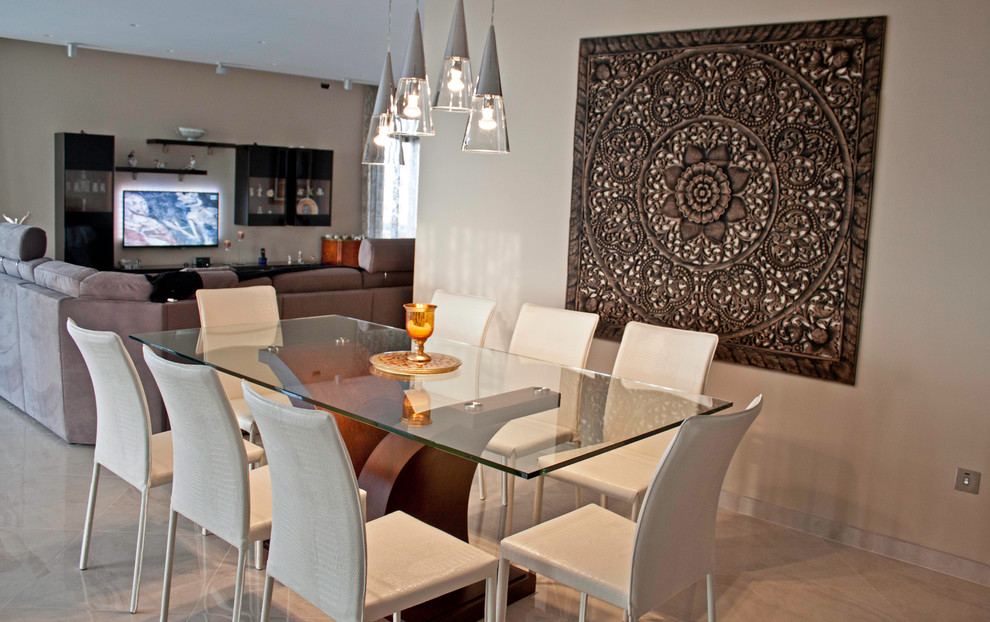 Esempio di una grande sala da pranzo aperta verso la cucina contemporanea con pareti marroni, pavimento in gres porcellanato e nessun camino