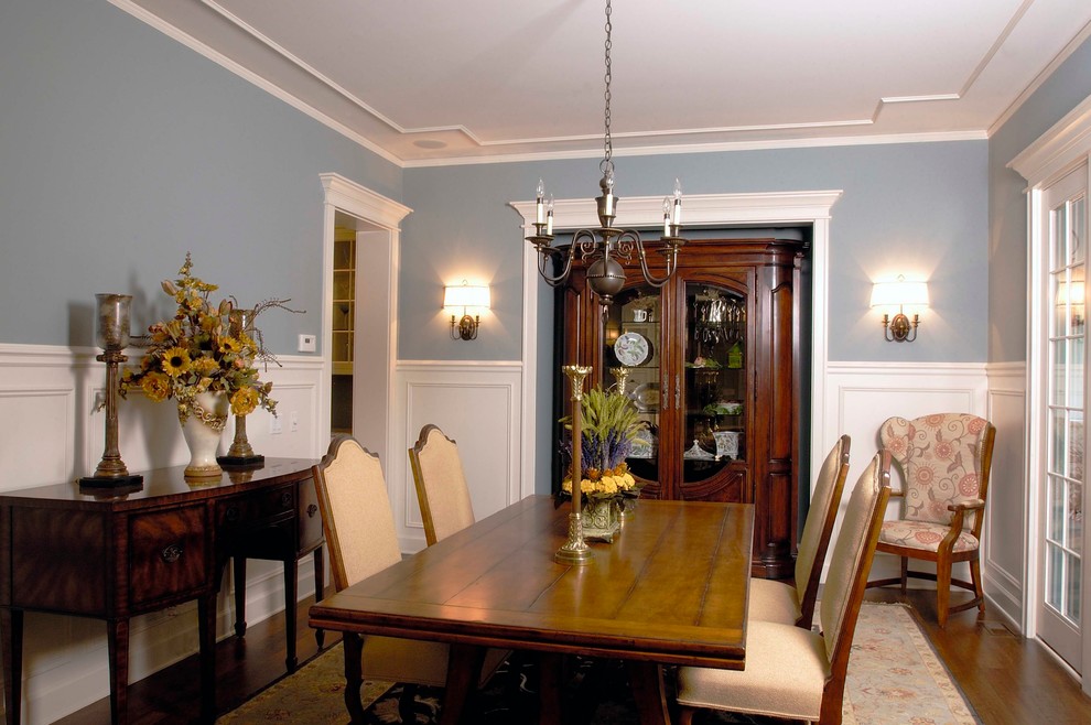 Foto de comedor clásico extra grande cerrado con paredes azules y suelo de madera en tonos medios