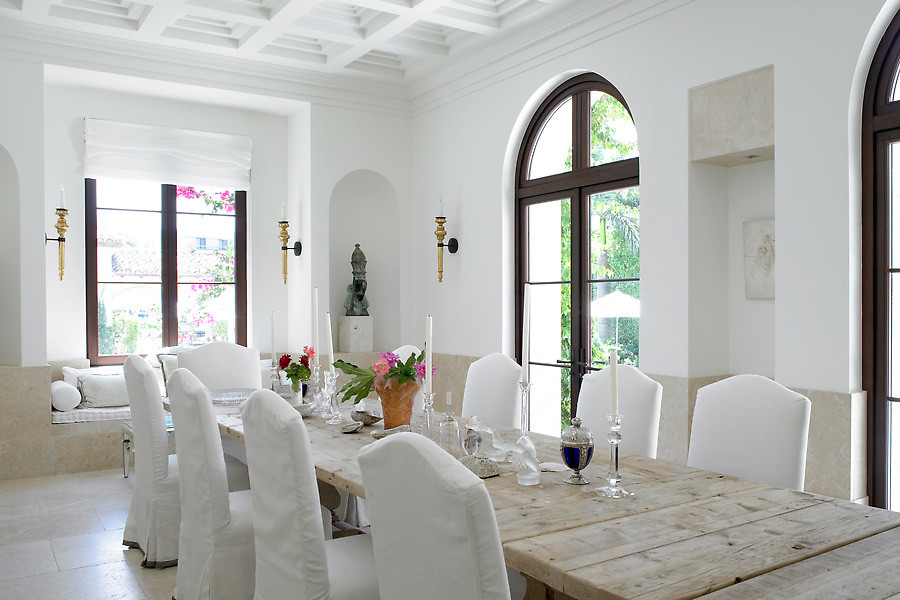 Foto di una sala da pranzo aperta verso la cucina mediterranea di medie dimensioni con pareti beige, pavimento in pietra calcarea e nessun camino